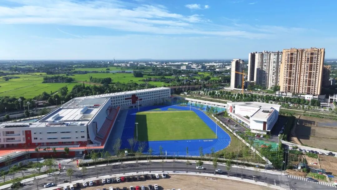 20260901 绵竹中学初中部（城东校区）位于中乾世纪城小区东北侧 两所学校投用@罗天琪_02.jpg